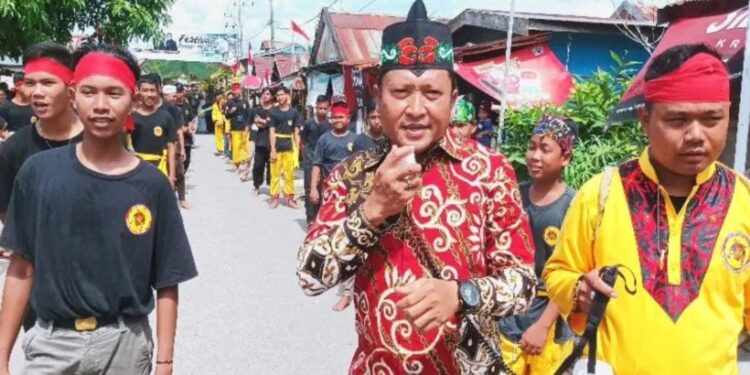 Wakil Ketua Komisi III DPRD Kotawaringin Timur Dadang Siswanto di tengah-tengah anggota Perguruan Kuntau Bangkui Salamat yang tampil saat Festival Bubur Asyura di Kelurahan Baamang Hulu, Selasa (9/8/2022). (MASAPNEWS/ANT)