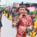 Wakil Ketua Komisi III DPRD Kotawaringin Timur Dadang Siswanto di tengah-tengah anggota Perguruan Kuntau Bangkui Salamat yang tampil saat Festival Bubur Asyura di Kelurahan Baamang Hulu, Selasa (9/8/2022). (MASAPNEWS/ANT)