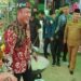 Wakil Ketua Komisi III Dadang Siswanto ikut mengaduk bubur asyura bersama warga di Kelurahan Baamang Hulu Kecamatan Baamang saat Festival Bubur Asyura, Selasa (9/8/2022). (MASAPNEWS/ANT)