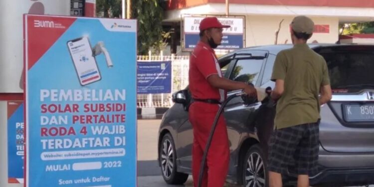 Seorang petugas SPBU di Jalan Ahmad Yani Kudus, Jawa Tengah, melayani konsumen yang membeli BBM jenis Pertalite, Jumat (5/8/2022). (MASAPNEWS/ANT)