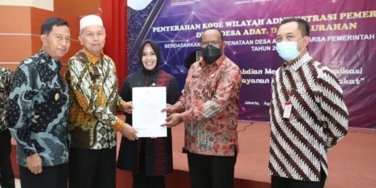 Anggota DPR-RI Rezka Oktoberia saat mendampingi Wamendagri John Wempi Watipo yang secara resmi menyerahkan daftar kode wilayah baru kepada Bupati Pasaman Barat, Hamsuardi. (MASAPNEWS/ANT/Ho-Rezka Oktoberia)