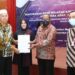 Anggota DPR-RI Rezka Oktoberia saat mendampingi Wamendagri John Wempi Watipo yang secara resmi menyerahkan daftar kode wilayah baru kepada Bupati Pasaman Barat, Hamsuardi. (MASAPNEWS/ANT/Ho-Rezka Oktoberia)