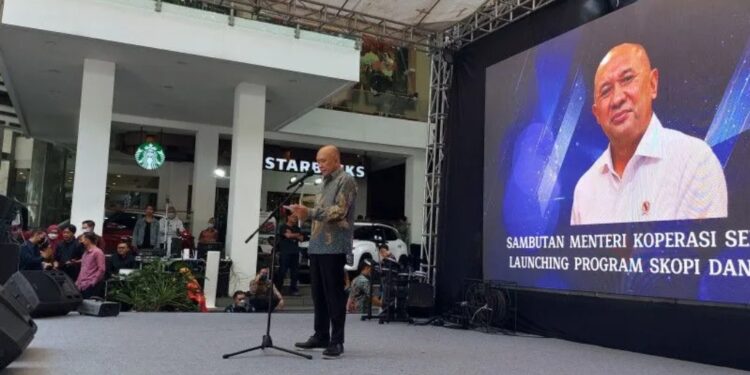 Menteri Koperasi dan UKM Teten Masduki saat memberikan sambutan pada acara Peringatan Hari Nasional UMMM Tahun 2022 di Kota Bandung, Jumat (12/8/2022). (MASAPNEWS/ANT)