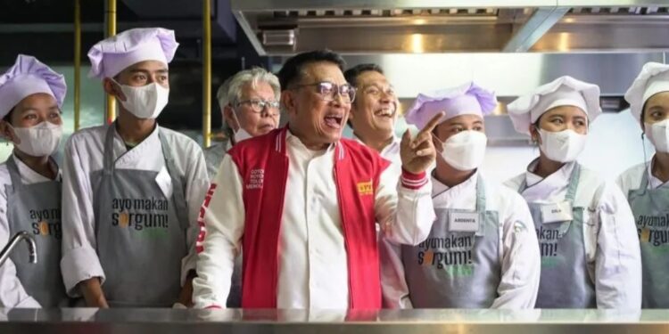 Kepala Staf Kepresidenan Moeldoko menyaksikan pembuatan olahan makanan berbahan dasar sorgum hasil kreasi siswa SMK PGRI 2 Kudus, Jawa Tengah, Jumat (12/8/2022). (MASAPNEWS/ANT/HO-KSP)