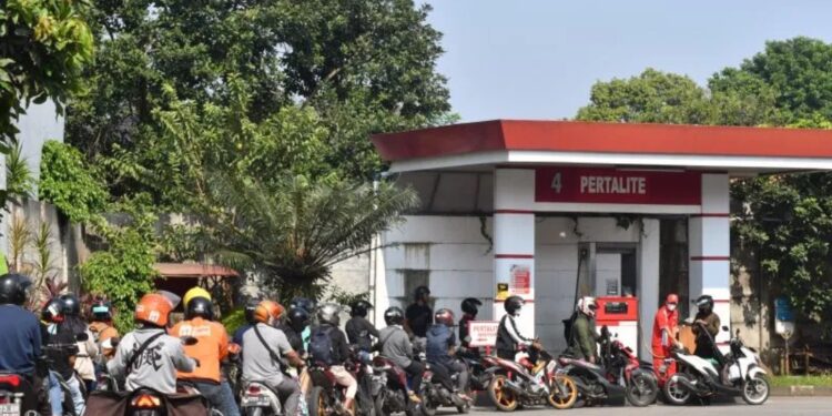 Sejumlah pengendara motor antre mengisi BBM jenis Pertalite di salah satu SPBU, Kota Bogor, Jawa Barat, Selasa (9/8/2022). (MASAPNEWS/ANT)