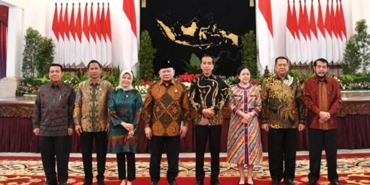 Ketua MPR RI Bambang Soesatyo (kedua dari kanan), hadir dalam rapat konsultasi para ketua lembaga tinggi negara termasuk Presiden Joko Widodo, di Istana Negara, Jakarta, Jumat (12/8/2022). (MASAPNEWS/ANT/HO-MPR RI)