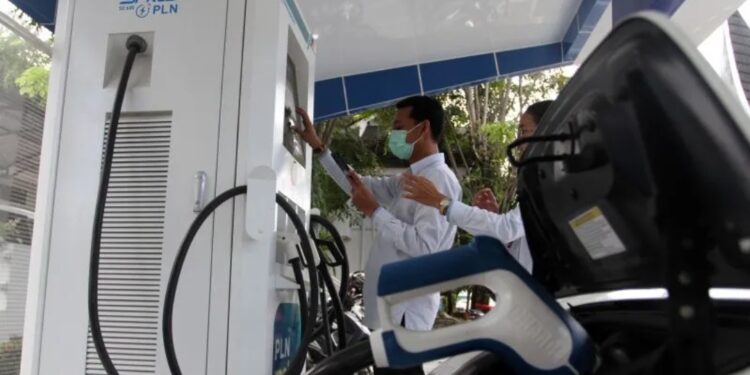 Pengguna mobil listrik mengisi daya di stasiun pengisian kendaraan listrik umum (SPKLU) di Padang, Selasa (26/7/2022). (MASAPNEWS/ANT)