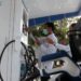 Pengguna mobil listrik mengisi daya di stasiun pengisian kendaraan listrik umum (SPKLU) di Padang, Selasa (26/7/2022). (MASAPNEWS/ANT)