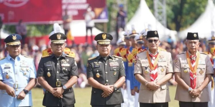 Kepala Staf Angkatan Darat (Kasad) Jenderal TNI Dudung Abdurachman (tengah) saat mengikuti upacara pembukaan Jambore Nasional (Jamnas) XI tahun 2022 di Bumi Perkemahan dan Graha Wisata (Buperta) Cibubur, Jakarta Timur, Minggu (14/8/2022). (MASAPNEWS/ANT/HO-Dispenad)