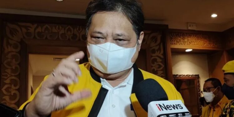 Ketua Umum DPP Partai Golkar Airlangga Hartarto saat memberikan keterangan pers di sela-sela penyampaian visi dan misi KIB di Hotel Shangrila, Surabaya, Jawa Timur, Minggu (14/8/2022). (MASAPNEWS/ANT)