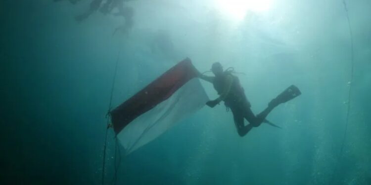 Dokumentasi-Pangkalan TNI AL Banten bersama POSSI Cilegon melaksanakan Upacara Pengibaran Bendera Merah Putih di bawah laut pada kedalaman 10 meter di Pulau Sangiang, Banten, Senin (17/8). (MASAPNEWS/ANT)