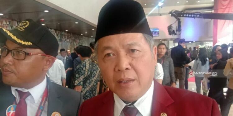 Anggota DPR RI Komisi XI Hendrawan Supratikno (kanan) saat diwawancarai di sela jeda istirahat Sidang RAPBN di Gedung DPR/MPR, Jakarta, Jumat (15/8/2019). (MASAPNEWS/ANT)