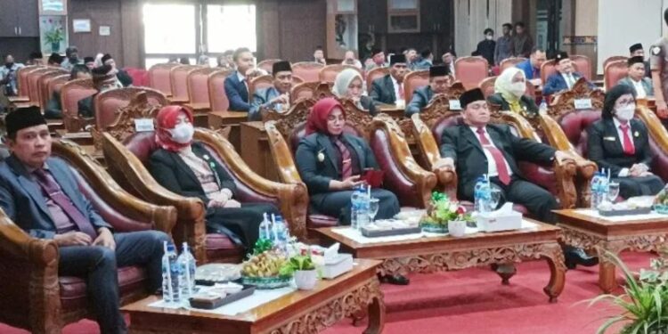 Ketua DPRD Kotawaringin Timur Rinie (kanan) bersama Bupati Halikinnor saat rapat paripurna mendengarkan pidato kenegaraan Presiden Joko Widodo dalam rangka HUT ke-77 Kemerdekaan Republik Indonesia, Selasa (16/8/2022). (MASAPNEWS/ANT)