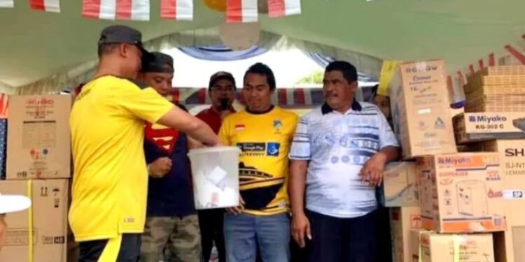 Anggota DPRD Kotawaringin Timur, Rambat (kanan) berbaur dengan warga Perumahan Arjuno saat acara jalan sehat bersama memperingati HUT RI, Minggu (14/8/2022). (MASAPNEWS/ANT/HO-Dokumentasi Pribadi)