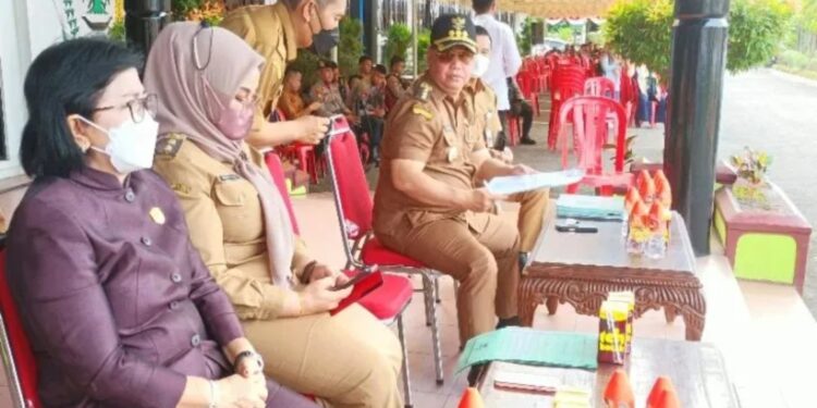 Ketua DPRD Kotawaringin Timur Rinie (kiri) bersama Wakil Bupati Irawati dan Bupati Halikinnor memantau gladi bersih upacara HUT RI di halaman kantor Bupati Kotawaringin Timur, Senin (15/8/2022). (MASAPNEWS/ANT)