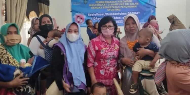 Ketua DPRD Kotawaringin Timur Rinie (batik merah) berfoto bersama sejumlah ibu saat peresmian Dapur Sehat di 33 kampung KB se-Kotawaringin Timur, Kamis (14/7/2022) lalu. (MASAPNEWS/ANT/HO-Dokumentasi Pribadi)