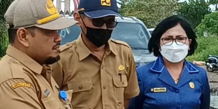 Ketua DPRD Kotawaringin Timur Rinie saat turut meninjau kerusakan Jalan Mohammad Hatta atau lingkar selatan Sampit, Senin (25/7/2022) lalu. (MASAPNEWS/ANT)