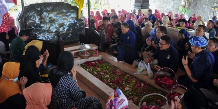 Pengurus Partai NasDem Jawa Timur dan daerah ziarah ke lokasi makam mantan Presiden Soekarno di Kelurahan Bendogerit, Kecamatan Sananwetan, Kota Blitar, Jawa Timur, Rabu (17/8/2022). (MASAPNEWS/ANT/ HO-Partai NasDem Jatim)