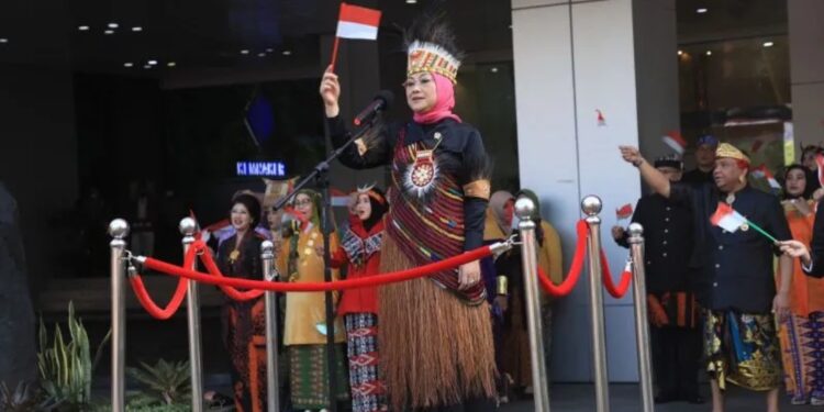 Menaker Ida Fauziyah ketika memimpin jalannya upacara peringatan HUT Ke-77 RI di Gedung Kemnaker, Jakarta, Rabu (17/8/2022). (MASAPNEWS/ANT/HO-Kemnaker)