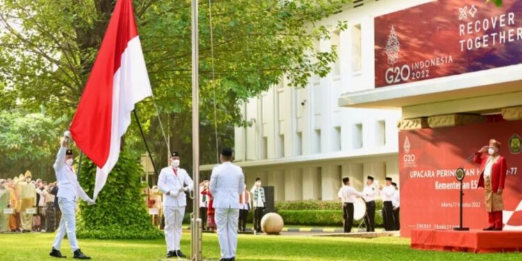 Menteri ESDM Arifin Tasrif (kanan) memimpin Upacara Peringatan HUT Ke-77 Kemerdekaan RI yang diikuti keluarga besar Kementerian ESDM dan pemangku kepentingan sektor ESDM di Kantor Kementerian ESDM, Jakarta, Rabu (17/8/2022). (MASAPNEWS/ANT/HO-Humas Kementerian ESDM)