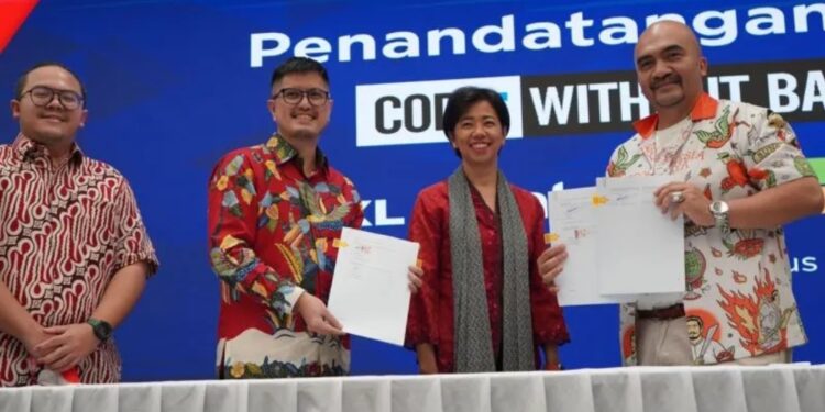 Direktur & Chief Strategic Transformation Officer XL Axiata, Yessie D Yosetya (dua kanan) saat penandatanganan kemitraan XL Axiata dengan Microsoft Indonesia, di Gedung XL Axiata Tower Jakarta, Kamis (18/8/2022). (MASAPNEWS/ANT/HO-XL Axiata)