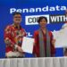 Direktur & Chief Strategic Transformation Officer XL Axiata, Yessie D Yosetya (dua kanan) saat penandatanganan kemitraan XL Axiata dengan Microsoft Indonesia, di Gedung XL Axiata Tower Jakarta, Kamis (18/8/2022). (MASAPNEWS/ANT/HO-XL Axiata)