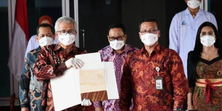 Prosesi pengembalian naskah asli teks proklamasi tulisan tangan Presiden Sukarno dari Sekretariat Presiden kepada Arsip Nasional RI (ANRI) pada Kamis (18/8/2022). (MASAPNEWS/ANT/HO-Biro Pers Sekretariat Presiden)
