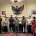 Dubes RI untuk Jepang Heri Akhmadi menyambut timnas bulu tangkis, yang akan berlaga di kejuaraan BWF Jepang 2022, di Tokyo, Jumat (19/8). (MASAPNEWS/ANT)