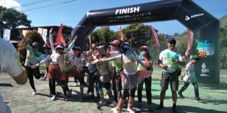 Peserta ANTARA NTB Rinjani Color Run saat berswafoto di garis finis. (MASAPNEWS/ANT)