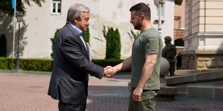Arsip foto - Presiden Ukraina Volodymyr Zelenskyy (kanan) menjabat tangan Sekretaris Jenderal Perserikatan Bangsa-Bangsa (PBB) Antonio Guterres di Lviv, Ukraina, Kamis (18/8/2022). (MASAPNEWS/ANT/REUTERS/HO-Ukrainian Presidential Press Service)