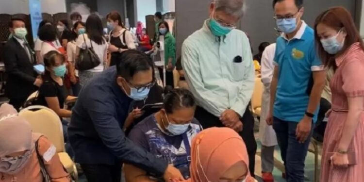 Arsip - Konsul Jenderal RI di Hong Kong memberikan petunjuk kepada seorang pekerja migran asal Indonesia yang hendak menerima vaksin di kawasan Victoria Park, Hong Kong, Minggu (1/8/2021). (MASAPNEWS/ANT/HO-KJRI Hong Kong)