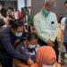 Arsip - Konsul Jenderal RI di Hong Kong memberikan petunjuk kepada seorang pekerja migran asal Indonesia yang hendak menerima vaksin di kawasan Victoria Park, Hong Kong, Minggu (1/8/2021). (MASAPNEWS/ANT/HO-KJRI Hong Kong)