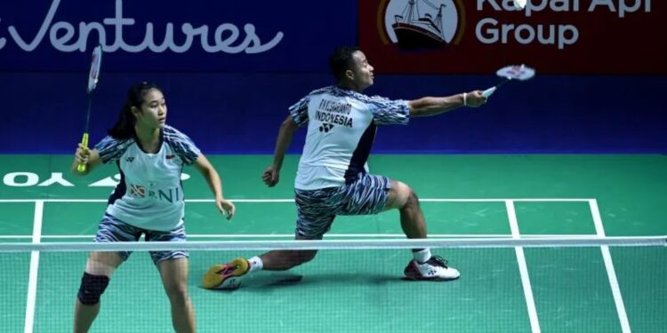 Pebulu tangkis ganda campuran Indonesia Rehan Naufal Kusharjanto (kanan) dan Lisa Ayu Kusumawati saat bertanding melawan pasangan Jerman Mark Lamsfuss/Isabel Lohau dalam babak 32 besar Indonesia Open 2022 di Istora Senayan, Jakarta, Selasa (14/6/2022). (MASAPNEWS/ANT)