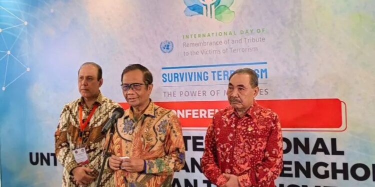 Menkopolhukam Mahfud MD (tengah), Kepala BNPT Boy Rafli Amar (kiri), dan Ketua LPSK Hasto Atmojo Suroyo (kanan) saat memberikan keterangan pers Hari Internasional untuk Peringatan dan Penghormatan kepada Korban Terorisme, di Hotel Shangri-La, Jakarta, Minggu (21/8/2022). (MASAPNEWS/ANT)