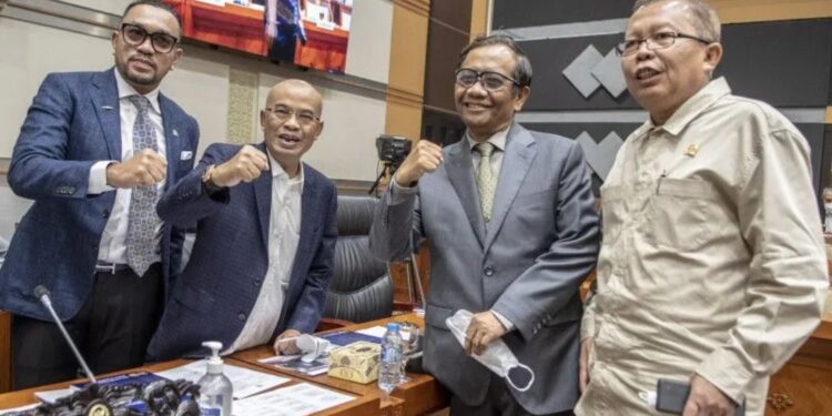 Ketua Komisi Kepolisian Nasional (Kompolnas) Mahfud MD (kedua kanan) berfoto bersama dengan Pimpinan Rapat Dengar Pendapat (RDP) Ahmad Sahroni (kiri), Wakil Ketua Komisi III DPR Desmond Junaidi Mahesa (kedua kiri) dan Anggota Komisi III Arsul Sani (kanan) saat akan mengikuti Rapat Dengar Pendapat (RDP) dengan Komisi III DPR di Kompleks Parlemen, Senayan, Jakarta, Senin (22/8/2022). RDP tersebut akan membahas mengenai kasus penembakan Brigadir J yang melibatkan mantan Kadiv Propam Polri Irjen Ferdy Sambo. (MASAPNEWS/ANT)