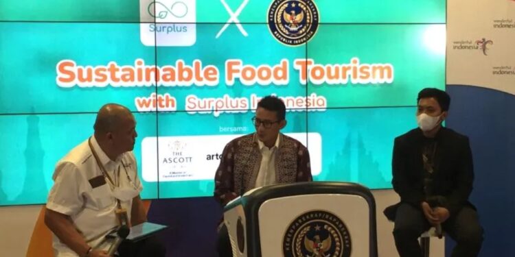 Menteri Pariwisata dan Ekonomi Kreatif Sandiaga Uno bersama CEO dan Founder Surplus Indonesia Agung Saputra (kanan) dan Deputi Bidang Industri dan Investasi Kemenparekraf Henky Manurung dalam The Weekly Brief with Sandi Uno di Jakarta, Senin (22/8/22). (MASAPNEWS/ANT)