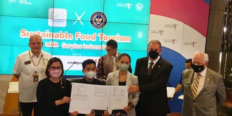 Perwakilan Surplus Indonesia, The Ascott Limited-Indonesia, Artotel Group, dan Swiss-Bellhotel International menunjukkan nota kesepahaman untuk menekan laju sampah makanan di Indonesia, Jakarta, Senin (22/8/2022). (MASAPNEWS/ANT)