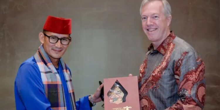 Menteri Pariwisata dan Ekonomi Kreatif Sandiaga Uno saat memberikan cindera mata kepada Duta Besar US-ASEAN Business Council Ted Osius di Jakarta, Selasa (23/8/2022). (MASAPNEWS/ANT/HO-Kemenparekraf)