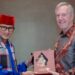 Menteri Pariwisata dan Ekonomi Kreatif Sandiaga Uno saat memberikan cindera mata kepada Duta Besar US-ASEAN Business Council Ted Osius di Jakarta, Selasa (23/8/2022). (MASAPNEWS/ANT/HO-Kemenparekraf)