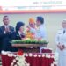 Bupati Halikinnor menyiapkan nasi tumpeng kepada Ketua DPRD Rinie saat syukuran HUT ke-77 Kemerdekaan Republik Indonesia di aula rumah jabatan bupati, Rabu (17/8/2022). (MASAPNEWS/ANT)