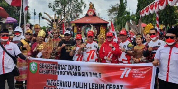 Bupati Halikinnor, Ketua DPRD Rinie dan pejabat lainnya berfoto bersama rombongan Sekretariat DPRD yang ikut meramaikan pawai pembangunan memeriahkan HUT RI di Sampit, Minggu (21/8/2022). (MASAPNEWS/ANT/HO-DPRD Kotim)