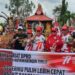 Bupati Halikinnor, Ketua DPRD Rinie dan pejabat lainnya berfoto bersama rombongan Sekretariat DPRD yang ikut meramaikan pawai pembangunan memeriahkan HUT RI di Sampit, Minggu (21/8/2022). (MASAPNEWS/ANT/HO-DPRD Kotim)