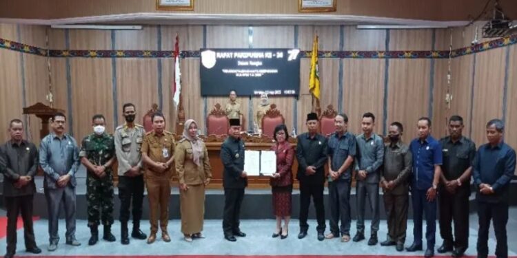 Bupati Halikinnor dan Ketua DPRD Rinie menunjukkan nota kesepakatan terkait rancangan KUA-PPAS 2023 yang mereka tanda tangani dalam rapat paripurna DPRD, Senin (22/8/2022). (MASAPNEWS/ANT)