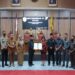 Bupati Halikinnor dan Ketua DPRD Rinie menunjukkan nota kesepakatan terkait rancangan KUA-PPAS 2023 yang mereka tanda tangani dalam rapat paripurna DPRD, Senin (22/8/2022). (MASAPNEWS/ANT)