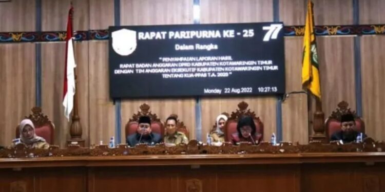 Bupati Halikinnor dan Ketua DPRD Rinie saat memimpin rapat paripurna DPRD terkait penyampaian pidato pengantar bupati terhadap rancangan KUA-PPAS, Senin (22/8/2022). (MASAPNEWS/ANT/HO-Diskominfo Kotim)