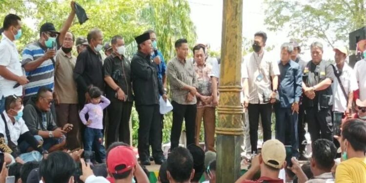 Wakil Ketua I DPRD Kotawaringin Timur, Rudianur ikut naik ke atas truk didampingi anggota dewan lainnya untuk membacakan rekomendasi DPRD terhadap aspirasi yang disampaikan ratusan sopir yang tergabung dalam ALFI Kalimantan Tengah, Selasa (23/8/2022). (MASAPNEWS/ANT)
