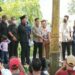 Wakil Ketua I DPRD Kotawaringin Timur, Rudianur ikut naik ke atas truk didampingi anggota dewan lainnya untuk membacakan rekomendasi DPRD terhadap aspirasi yang disampaikan ratusan sopir yang tergabung dalam ALFI Kalimantan Tengah, Selasa (23/8/2022). (MASAPNEWS/ANT)