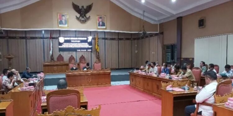 Suasana saat DPRD Kotawaringin Timur menerima aksi damai perwakilan ratusan sopir dari ALFI Kalimantan Tengah yang mendesak agar pemerintah mencabut subsidi solar untuk angkutan barang, Selasa (23/8/2022). (MASAPNEWS/ANT)
