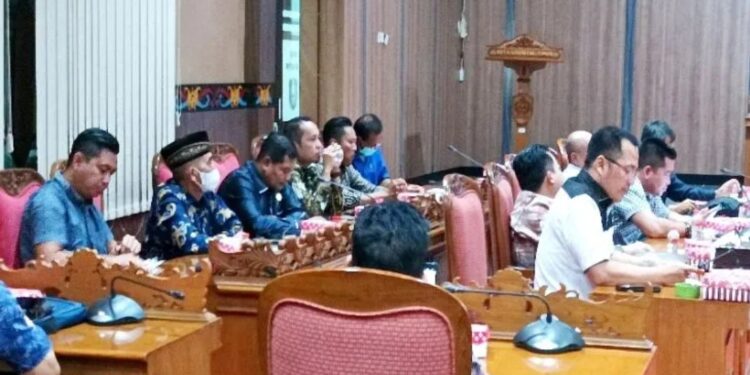 Anggota DPRD Kotawaringin Timur saat menghadiri pertemuan menerima aksi ratusan sopir truk yang menuntut penghapusan subsidi solar untuk angkutan barang, Selasa (23/8/2022). (MASAPNEWS/ANT)