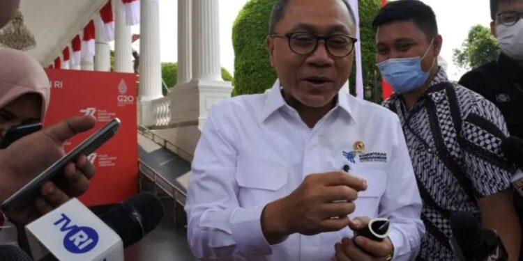 Menteri Perdagangan sekaligus Ketua Umum Partai Amanat Nasional Zulkifli Hasan menyampaikan keterangan kepada wartawan terkait pertemuan dengan Presiden Jokowi, di Jakarta, Kamis (25/8/2022). (MASAPNEWS/ANT)